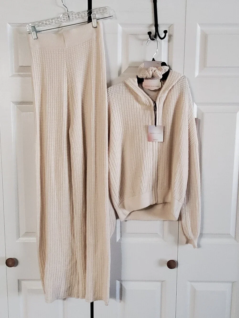 HAPPILY GREY 3 PIECE SET NWT MED CREAM COLOR LOUNGE SET WAFFLE.Hooded